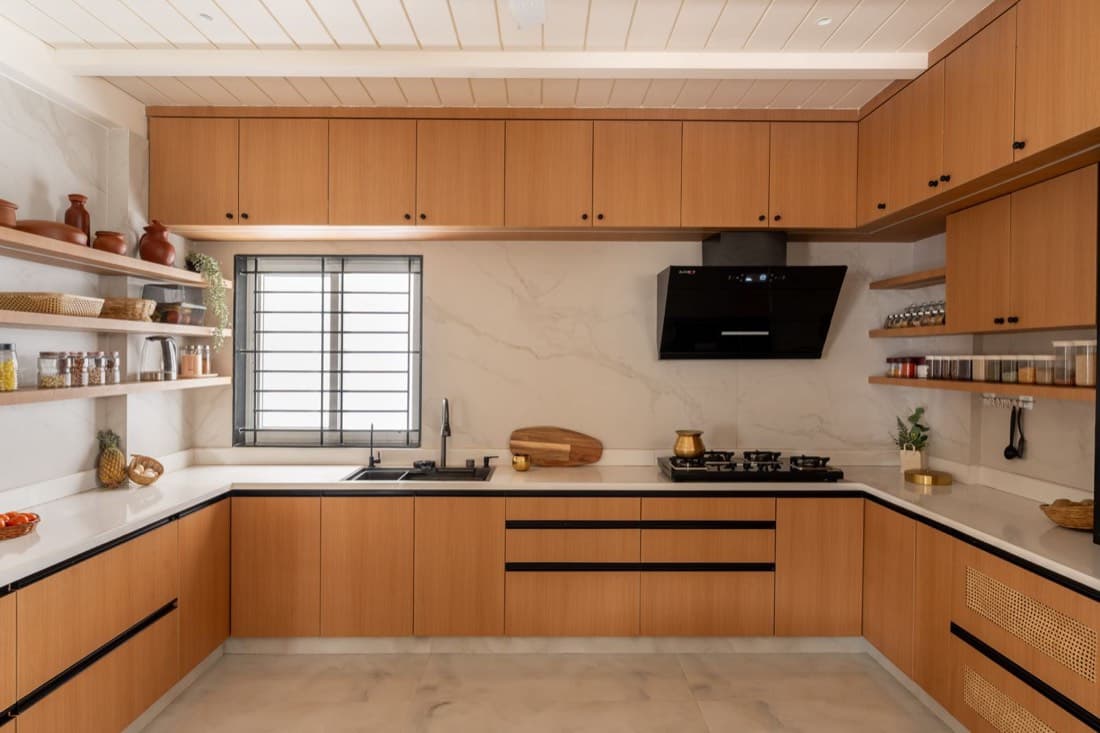 Honey oak U-shaped kitchen with cane drawer fronts